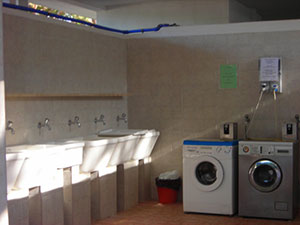 lavatrice a gettone, asciugatrice, uno spazio stireria 